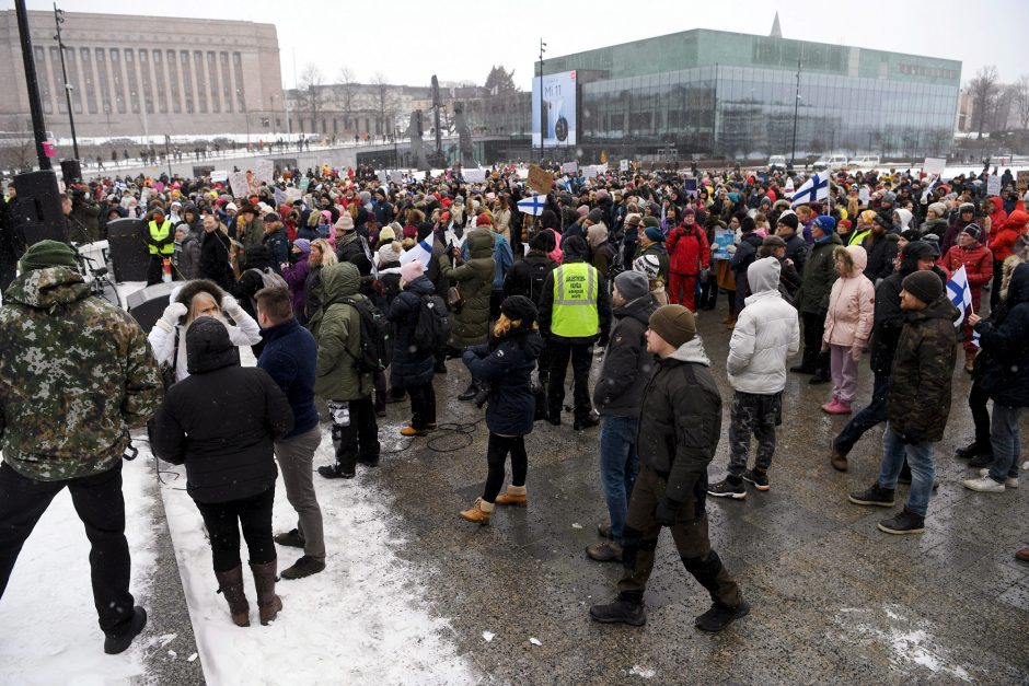 Suomiai nebenori COVID-19 apribojimų: į protestą susirinko šimtai žmonių