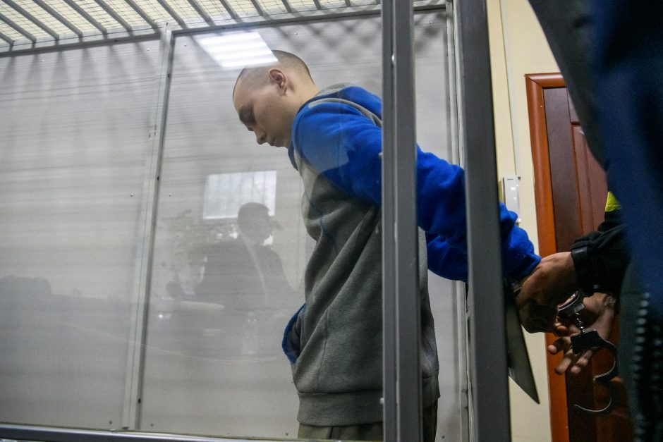 Civilį nužudžiusio Rusijos kario artimieji ciniškai teisina jo nusikaltimą: kare visko būna