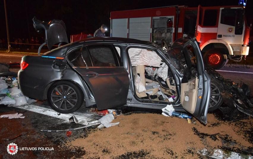 Kraupi avarija: BMW susidūrė su vilkikais – žuvo du žmonės, trys vaikai reanimacijoje