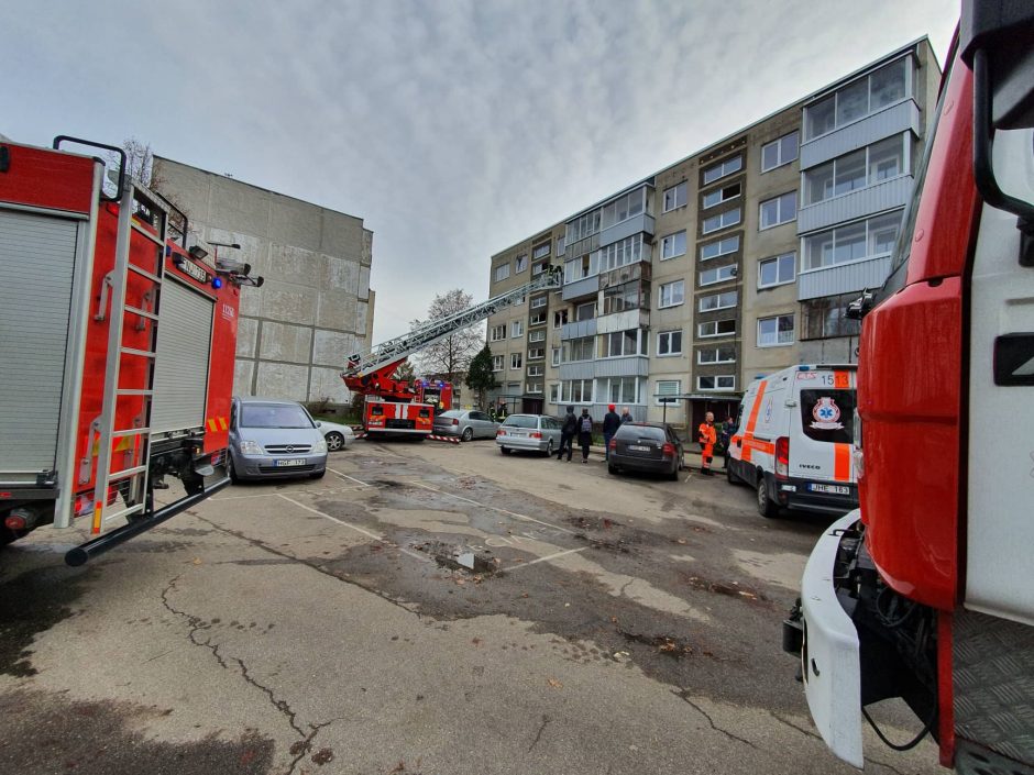 Partizanų gatvės daugiabutyje kilo gaisras: į medikų rankas atiduota buto šeimininkė