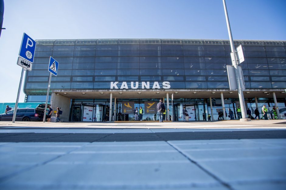 B. Kasparas nebevadovaus Kauno oro uostui