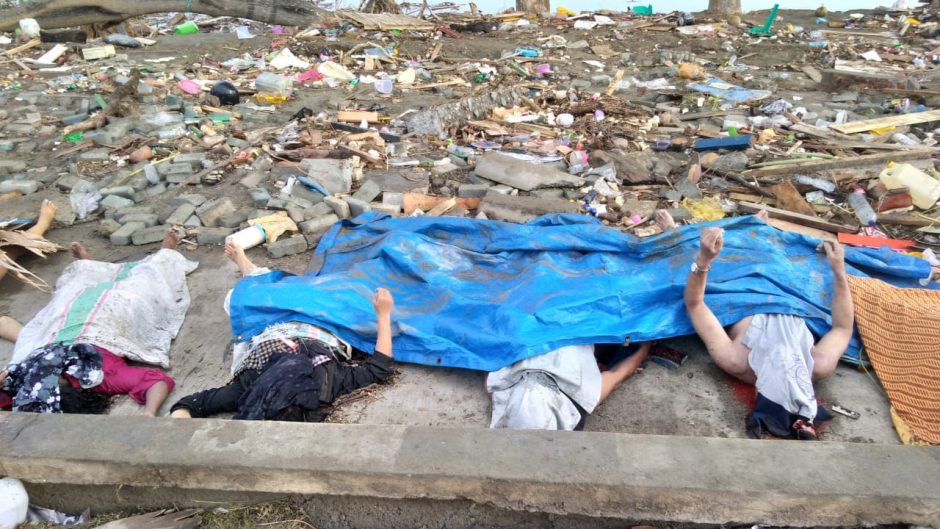 Indonezijoje žemės drebėjimo ir cunamio aukų skaičius priartėjo prie 400