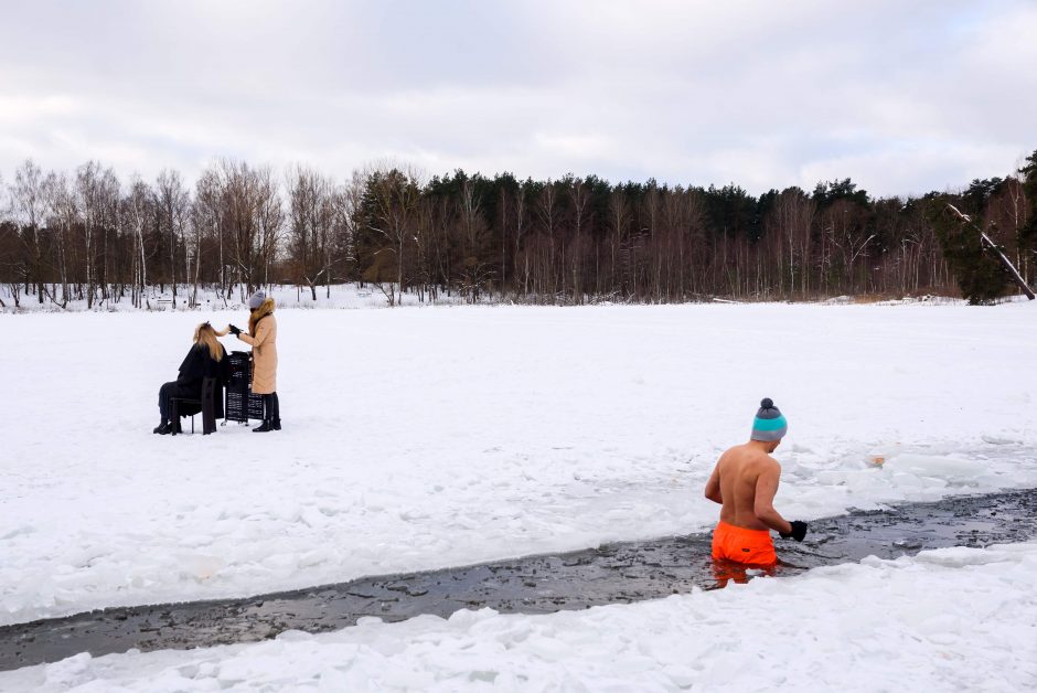 Latvijos kirpėjai protestuoja prieš suvaržymus: kerpa apsnigtuose miškuose ar ant ledo