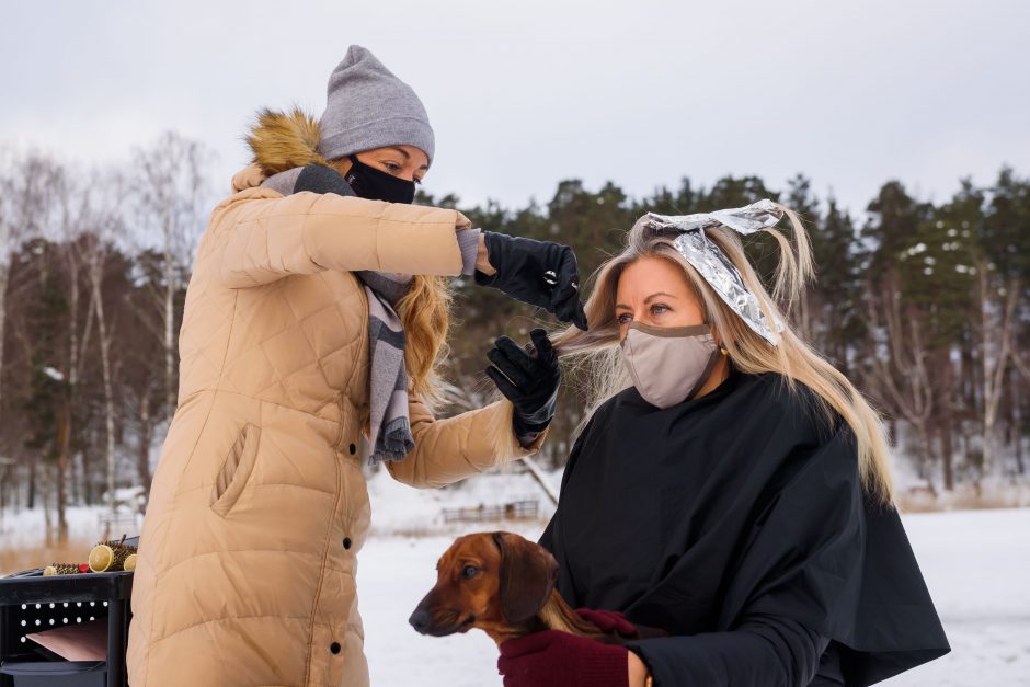 Latvijos kirpėjai protestuoja prieš suvaržymus: kerpa apsnigtuose miškuose ar ant ledo