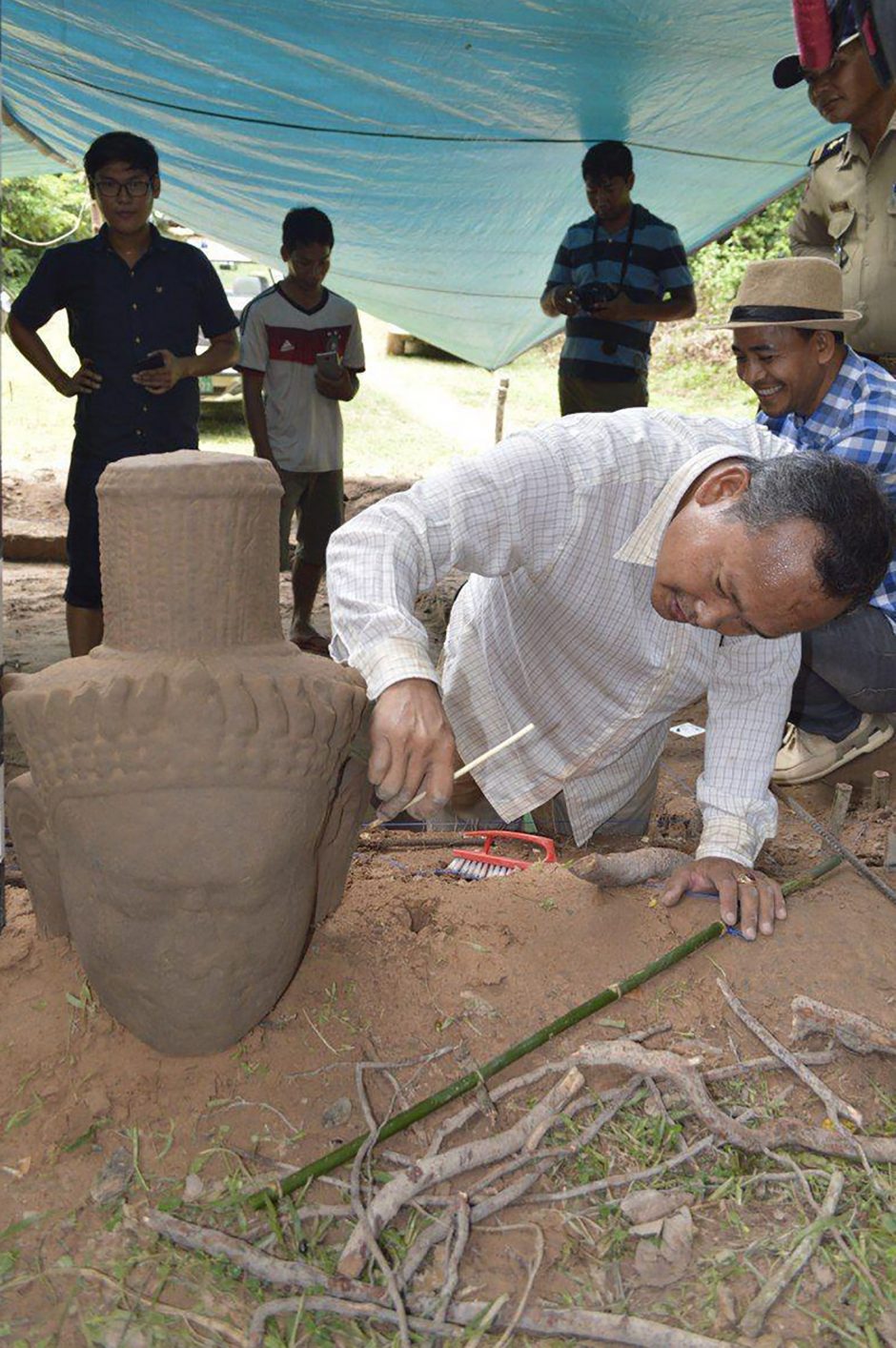 Kambodžos šventyklos komplekse rasta senovinė statula