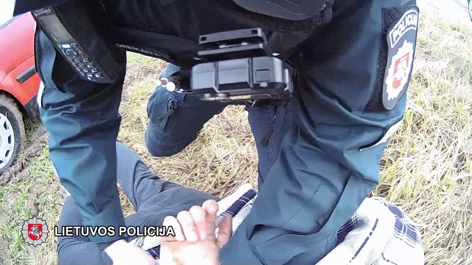 Šiauliuose – gaudynės: vogtu automobiliu vogtus daiktus vežę vyrai bandė sprukti nuo policijos