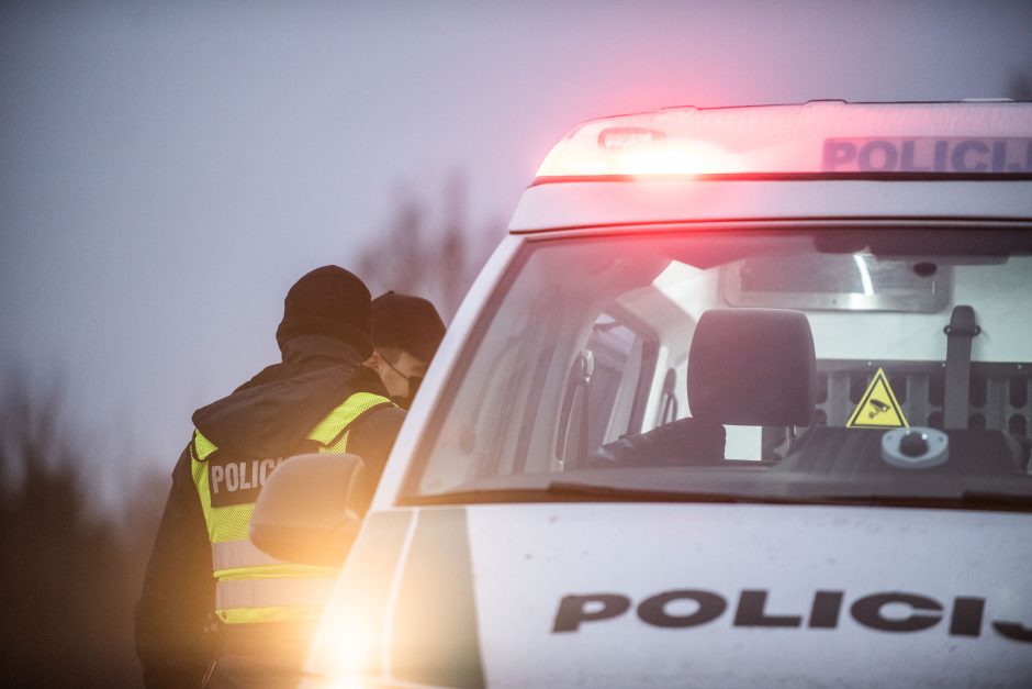 Nepilnamečio vairuotas „Opel“ nulėkė nuo kelio, kaltininkas spruko palikęs sužalotus draugus 
