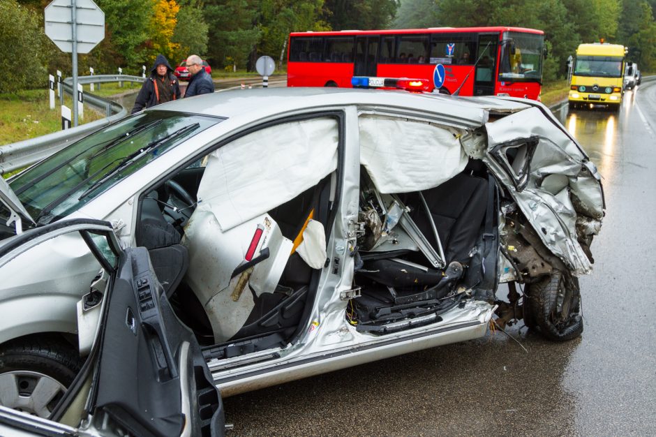 Autobuso ir dviejų lengvųjų automobilių avarija Kačerginėje