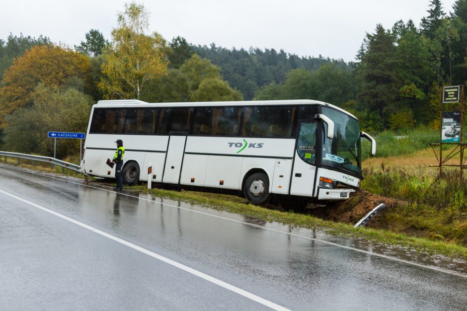 Autobuso ir dviejų lengvųjų automobilių avarija Kačerginėje