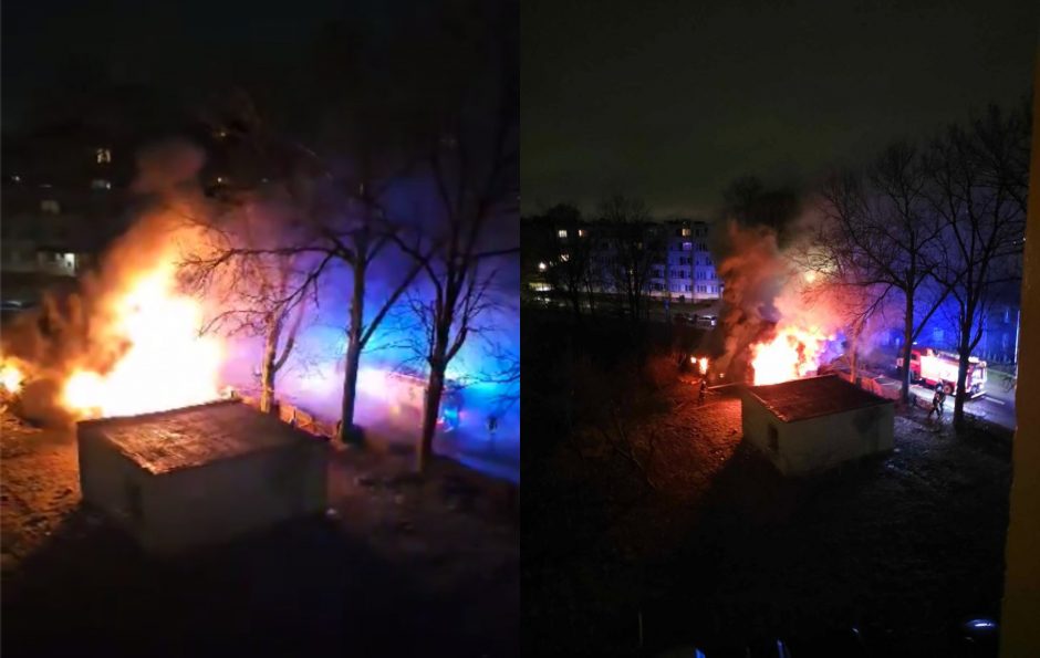 Naktį Kaune degė medinukas – ugniagesius pasitiko atvira liepsna