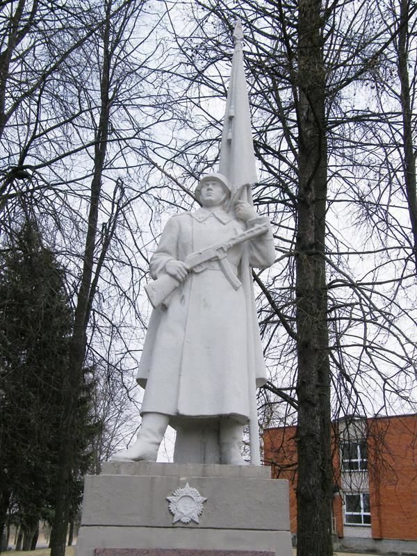 Žasliuose raudonu skysčiu apipilta sovietų kario skulptūra