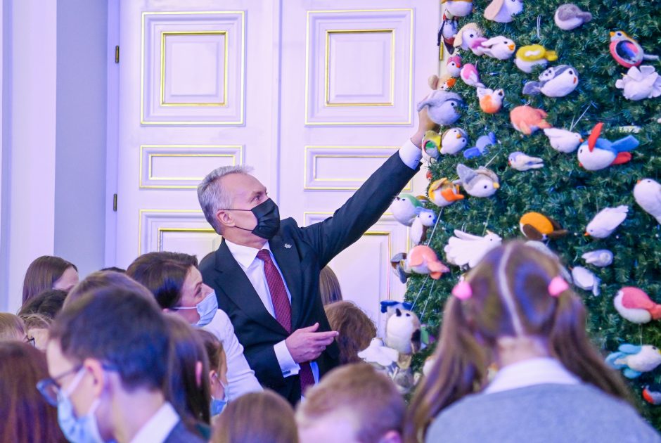 Prezidentūroje papuošta Kalėdų eglė: ant jos nutūpė vaikų nuvelti paukščiai  