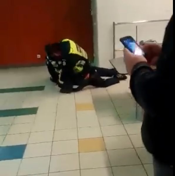 Vaizdo įrašas atima žadą: pareigūnas talžo ant žemės pargriautą vyrą