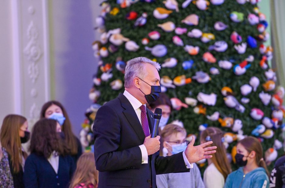 Prezidentūroje papuošta Kalėdų eglė: ant jos nutūpė vaikų nuvelti paukščiai  