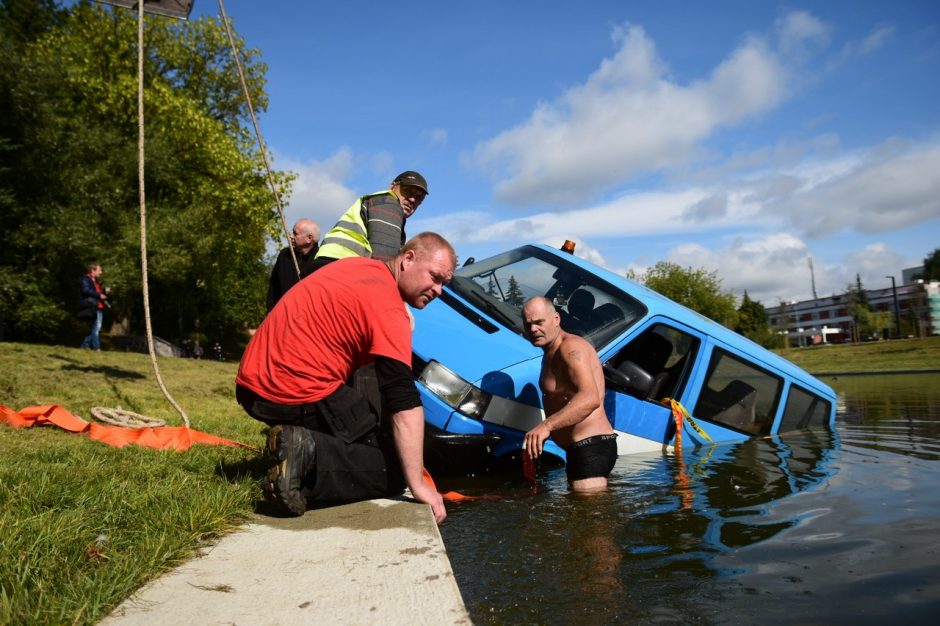Senvagės tvenkinyje nuskendo aplinką tvarkančios Kauno įmonės automobilis