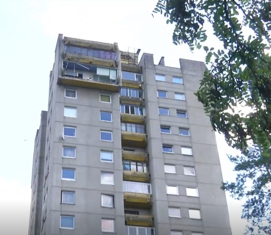 Vilniuje nukrito daugiabučio balkonas: teko evakuoti gyventojus