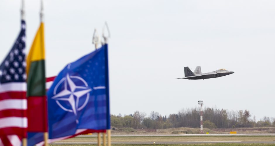 NATO naikintuvai vėl lydėjo virš Baltijos jūros skridusius rusų orlaivius