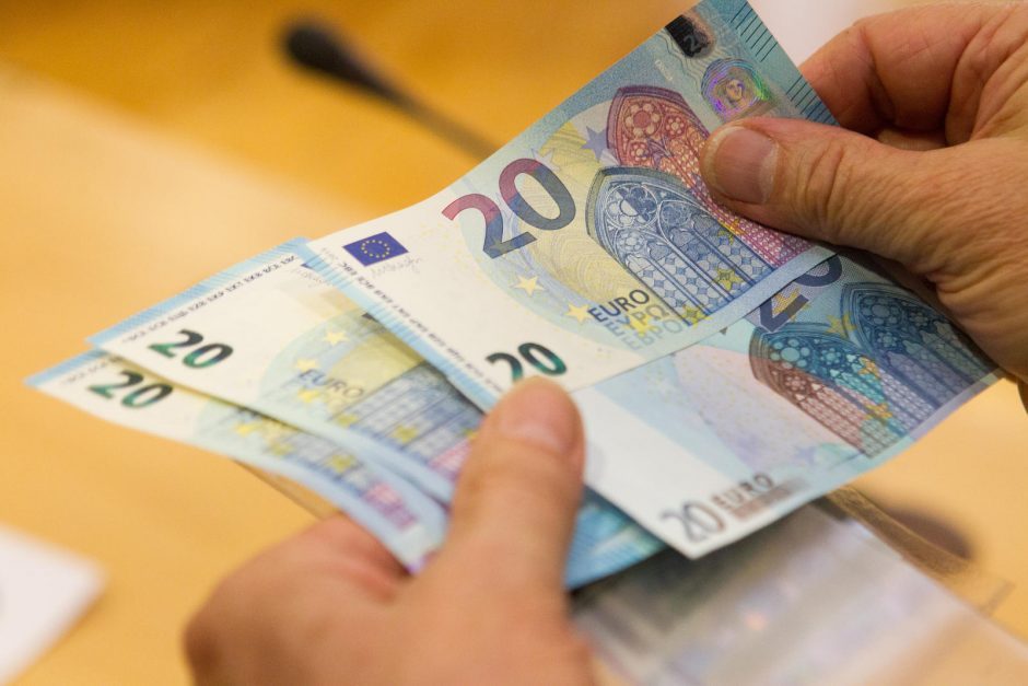 Girtas vilnietis pareigūnus bandė papirkti 20 eurų kyšiu