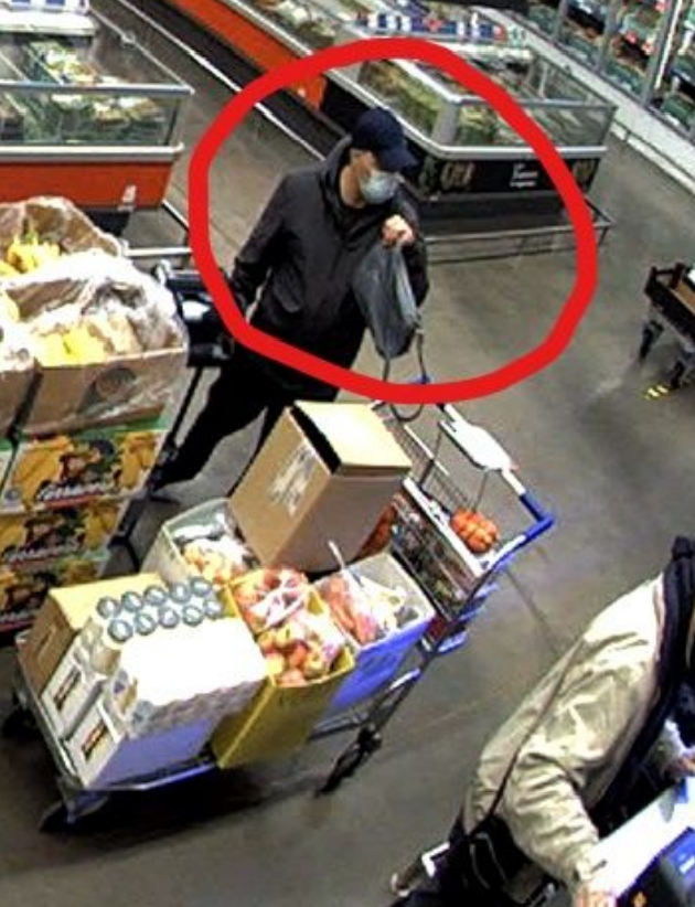 Į prekybos centrą apsipirkti atėjusi moteris liko be rankinės: policija ieško šio vyro