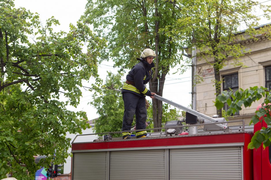Į miesto centrą sulėkė ugniagesiai: buvo pranešta apie gaisrą grožio salone