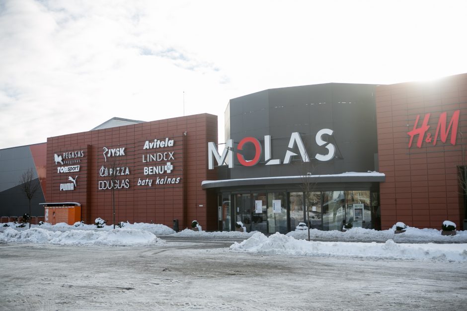 Laikinai uždarytas prekybos centras „Molas“: pavojų sukėlė ant stogo susikaupęs sniegas