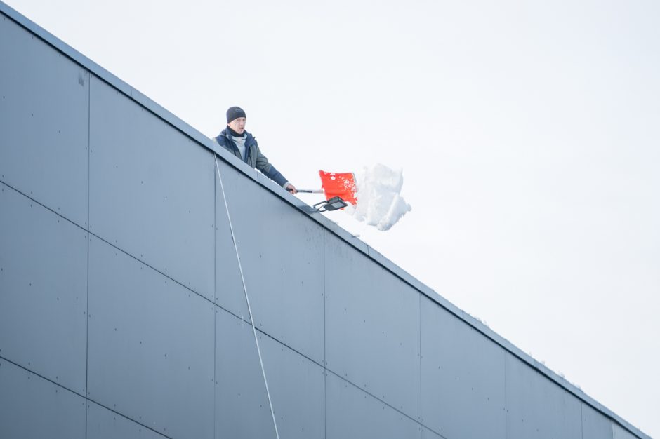 Laikinai uždarytas prekybos centras „Molas“: pavojų sukėlė ant stogo susikaupęs sniegas