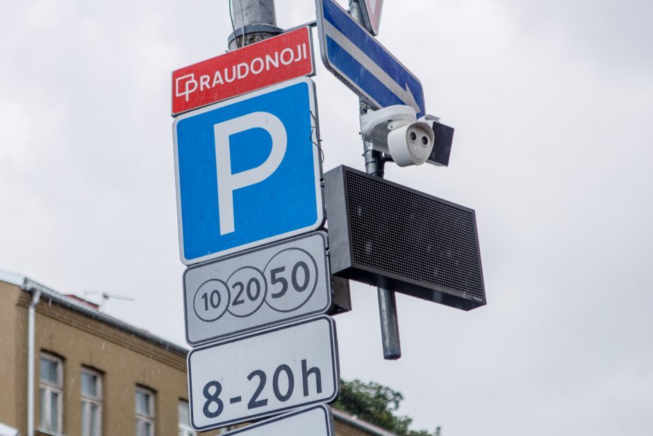 Kova su automobiliais Kauno senamiestyje: gyventojų nuomonės skiriasi