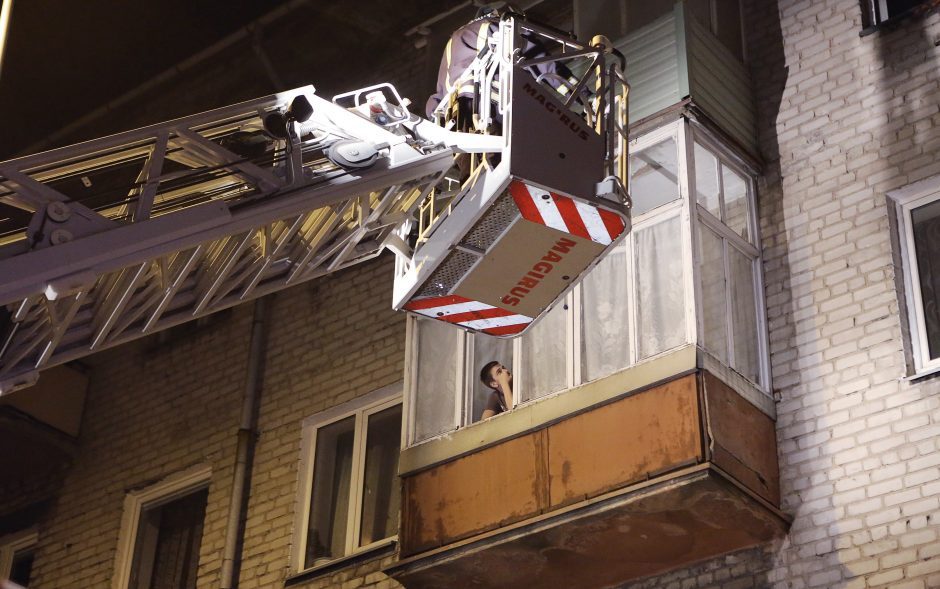 Bušido daugiabučio balkone: teisėjų vaidmuo teko ugniagesiams bei policijai