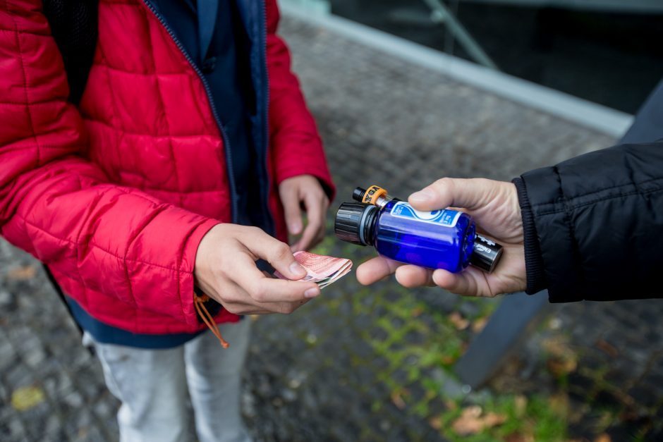 Įžūlu: Ramučiuose du paaugliai pagrobė elektroninių cigarečių už 2 tūkst. eurų.