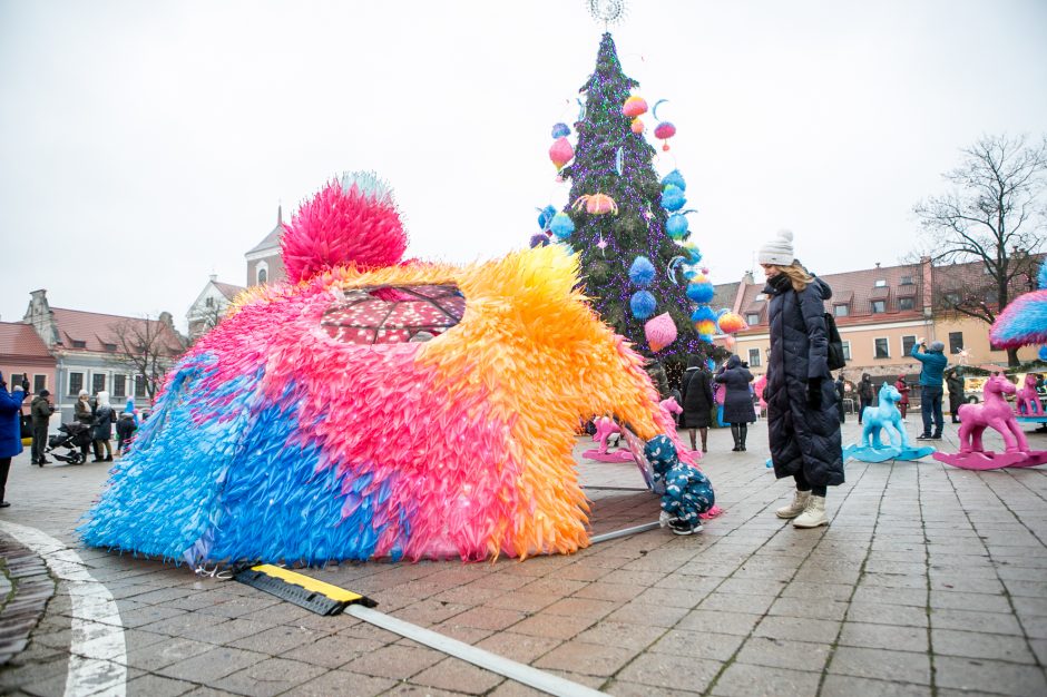 Kauniečiai ir miesto svečiai aplankė kosminę kalėdų eglę
