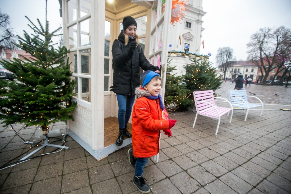 Kauniečiai ir miesto svečiai aplankė kosminę kalėdų eglę