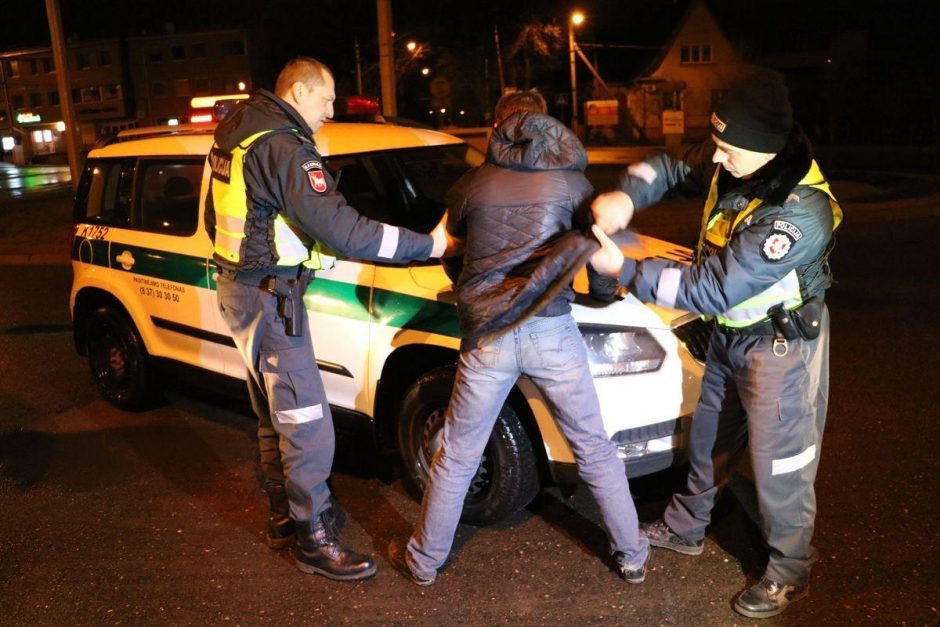 Girto jaunuolio vairuojamas „Opel“ kliudė namo tvorą, kaltininkas dar bandė sprukti