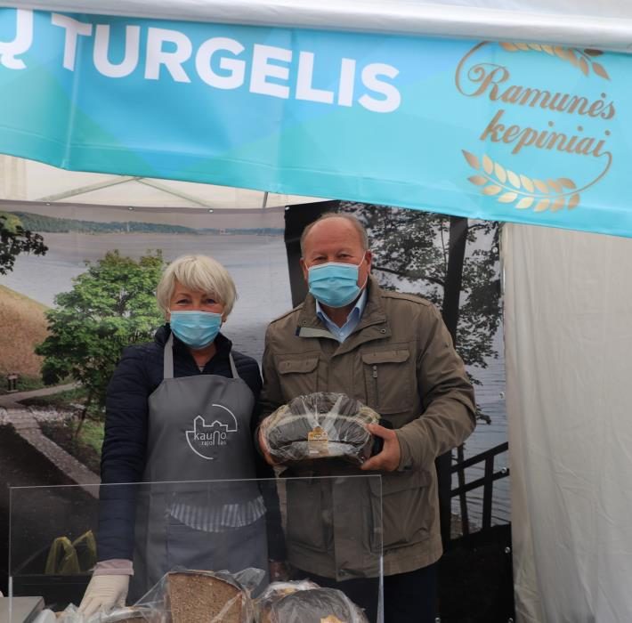 Startavo Kauno rajono ūkininkų turgelis: sėkmei pritraukti paberta grūdų