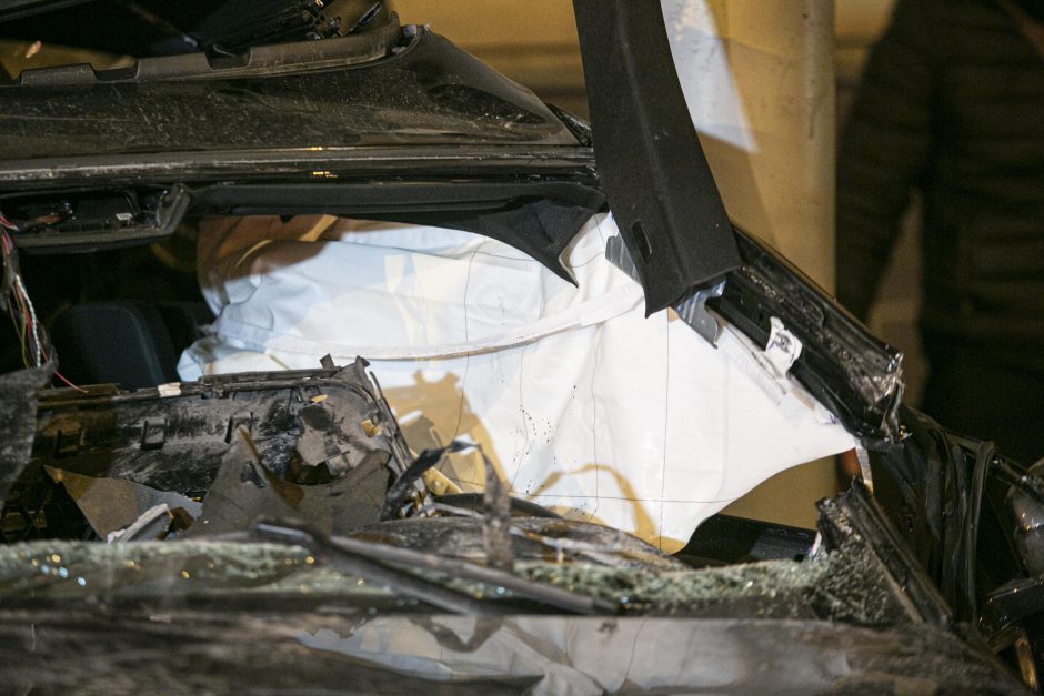 Skaudus BMW ir „Mercedes-Benz“ susidūrimas: nukentėjo trys žmonės