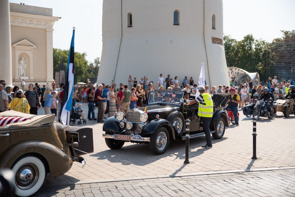 Iš Vilniaus išlydėti istoriniai Baltijos kelią menantys automobiliai