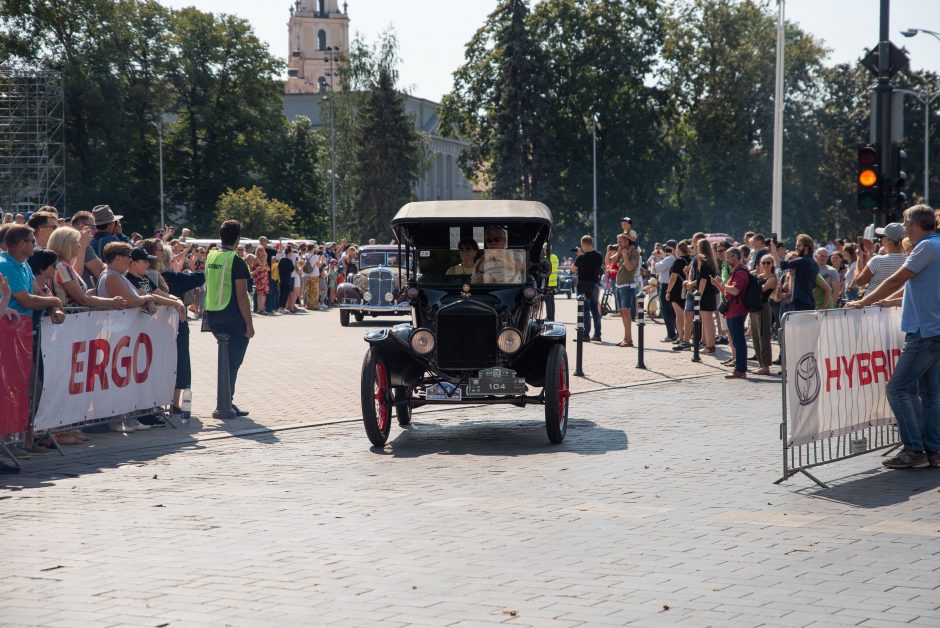Iš Vilniaus išlydėti istoriniai Baltijos kelią menantys automobiliai