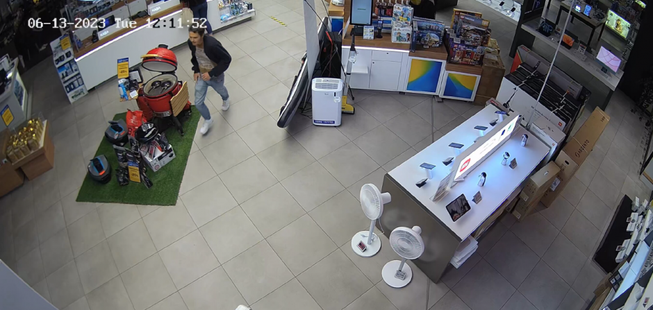 Vyrui neišlaikė nervai: parduotuvės ekspozicijoje buvusį kompiuterį sviedė ant grindų