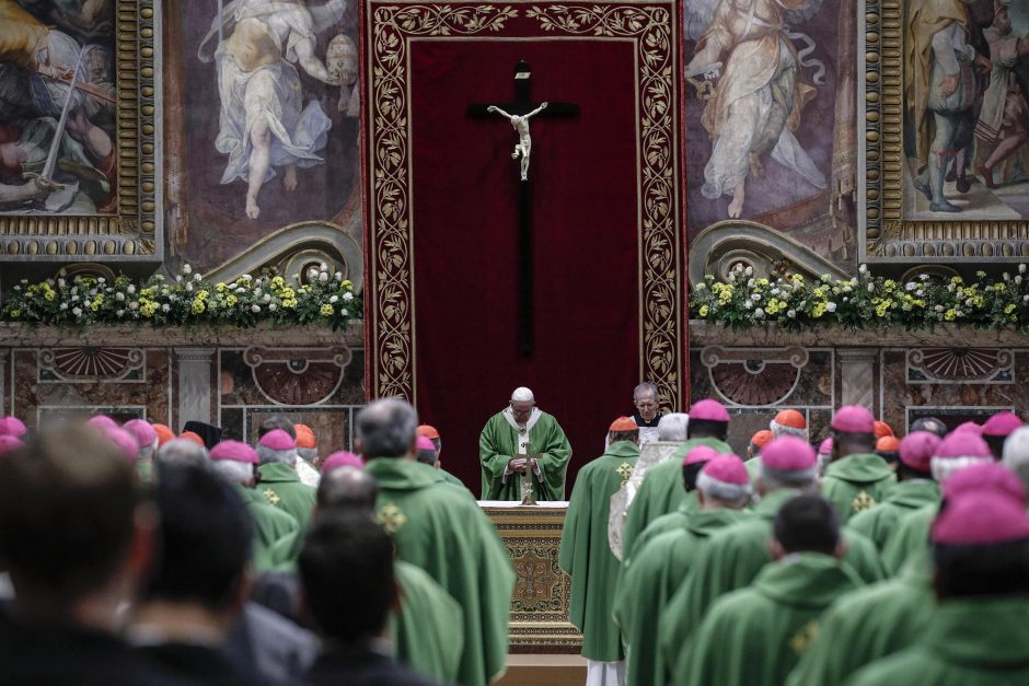 Popiežius vaikų lytinį išnaudojimą prilygino „žmonių aukojimui“