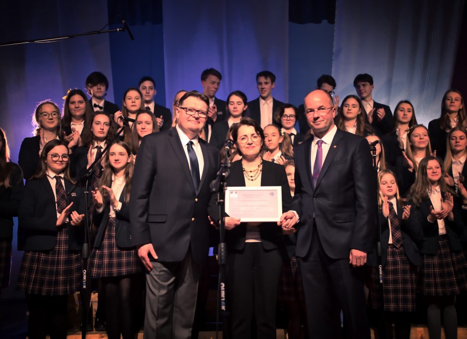 LSMU gimnazija – tarp pažangiausių: įteiktas pirmasis toks sertifikatas Lietuvoje