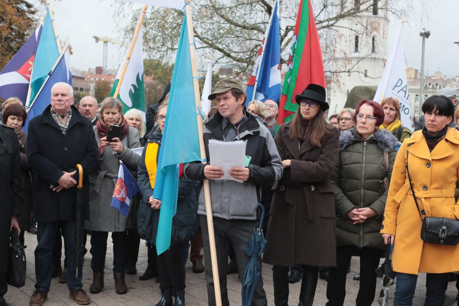 Jungtis prie Kauno nenorintys rajono gyventojai ministrei įteikė parašus ir spurgų 