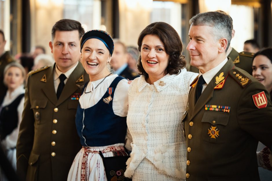 D. Nausėdienė karininkų šeimų moterų sąjungai dėkojo už paramą Ukrainos kariams