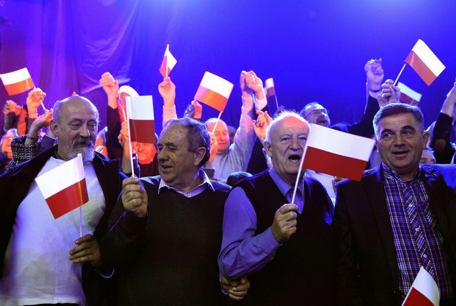 Apklausos rodo, kad Lenkijos vietos rinkimus laimi valdantieji