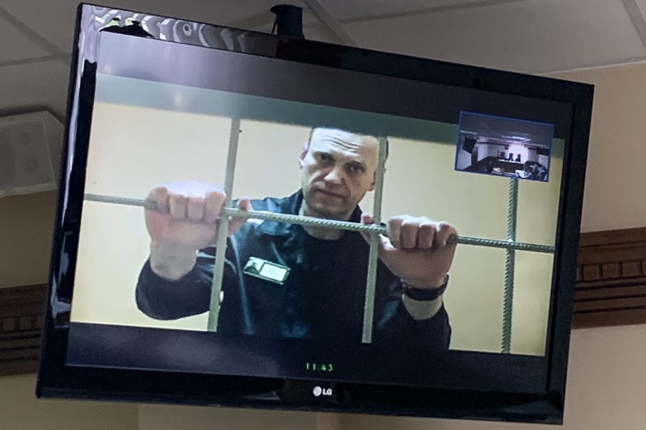 A. Navalnas sako kalėjime esąs verčiamas ištisas valandas sėdėti po V. Putino portretu