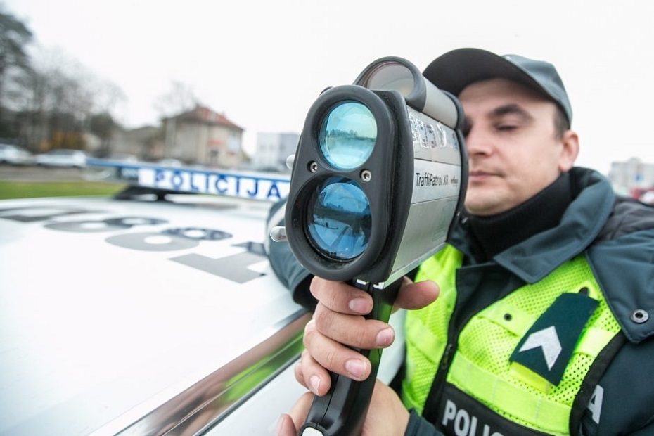Policija siunčia linkėjimus BMW vairuotojui, mieste skriejusiam 127 km/val. greičiu