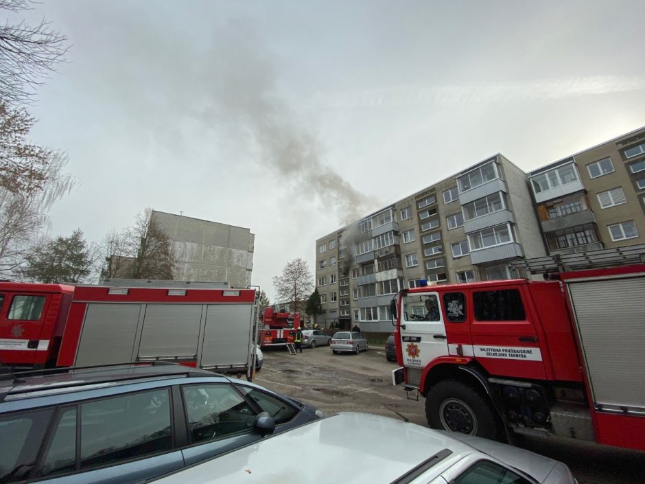 Partizanų gatvės daugiabutyje kilo gaisras: į medikų rankas atiduota buto šeimininkė