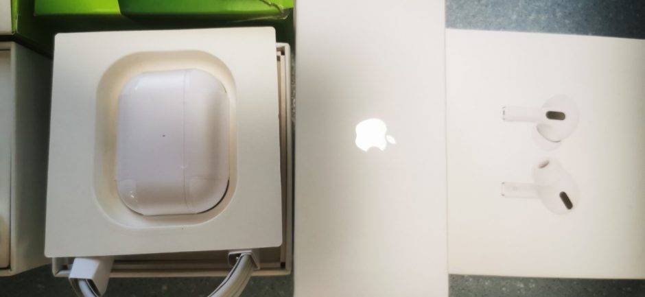 Muitininkai sulaikė „Apple“ belaidžių ausinių klastočių siuntą