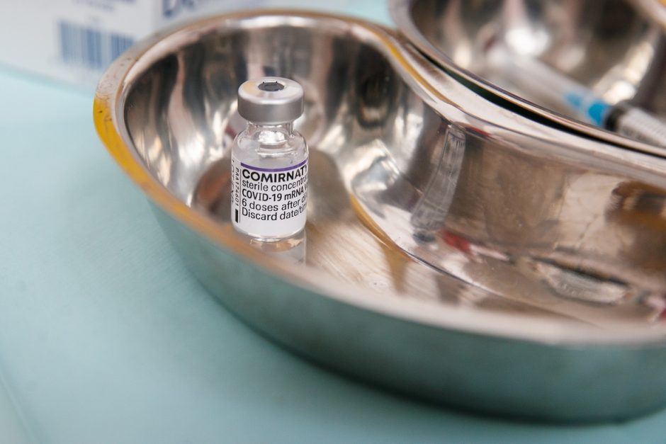 Per metus Lietuvoje išpilta beveik 60 tūkst. vakcinos nuo koronaviruso dozių