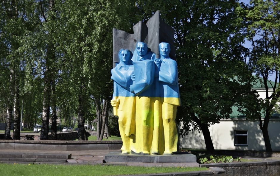 Ukmergės politikai pritarė sovietų kario skulptūros iškėlimui, bet „Vėliavnešiai“ liks