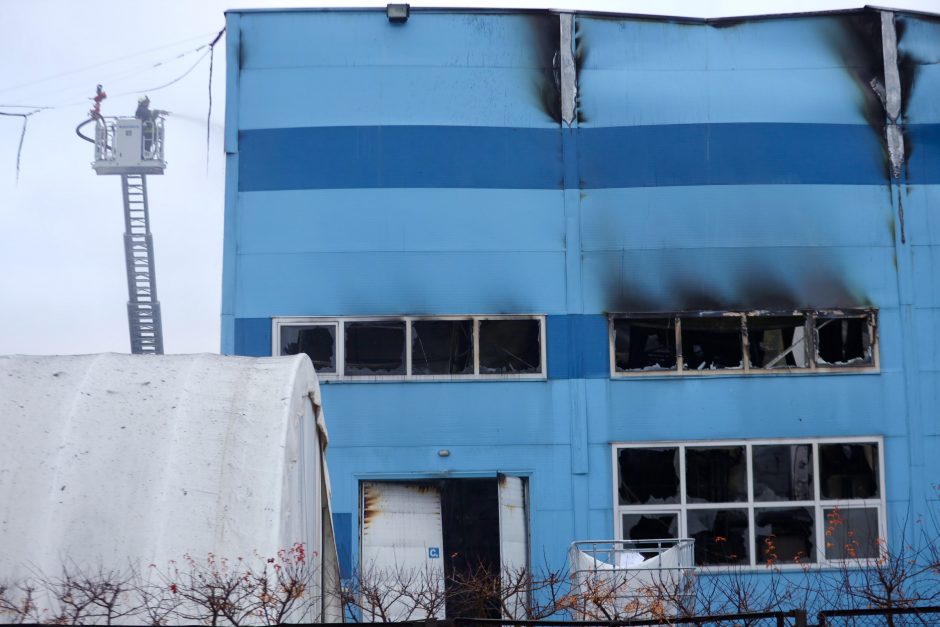Po didžiulio gaisro Garliavoje – mokslininkų perspėjimai, atšauktos pamokos gimnazijoje