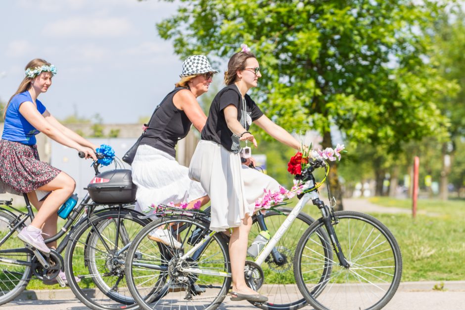 Šilainiuose – sijonuotų moterų ant dviračių paradas